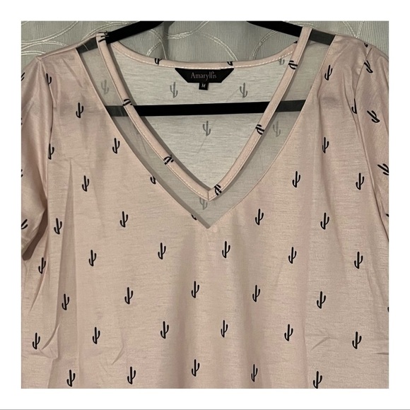 🩶 Amaryllis Pink Mesh Inset V-Neck Tee w/ Cactus Print, Size Medium - Picture 2 of 6